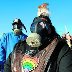 Indios sioux con máscaras antigás protestan contra el proyecto de desplegar un oleoducto que amenazaba las fuentes de agua de la tribu en Dakota del Norte.