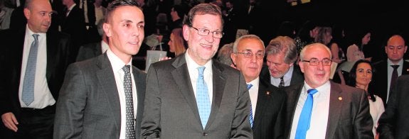 De derecha a izquierda, José Luis Mendoza, Íñigo Méndez de Vigo, Alejandro Blanco y Mariano Rajoy, en la sede del COE, anoche. 