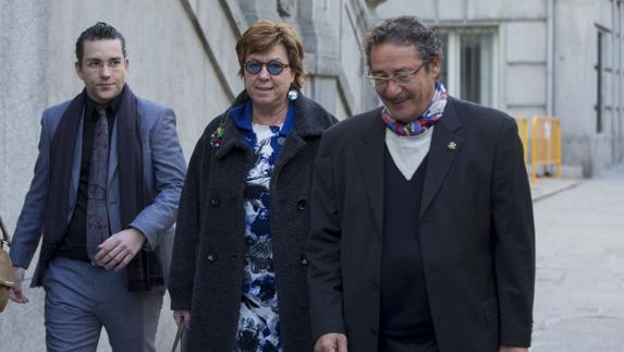 Barreiro, junto a sus abogados, cuando acudió al Supremo a declarar en 2015.