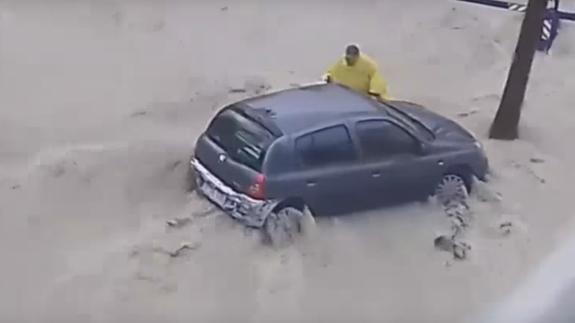 Muere ahogado tras ser arrastrado por el agua al mar en Finestrat