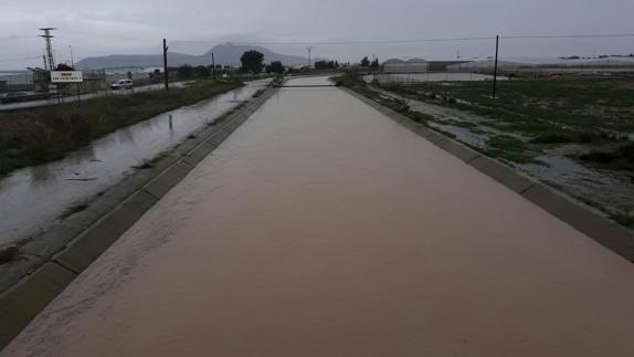 Las fuertes lluvias amenazan con desbordar el canal del Trasvase en San Javier