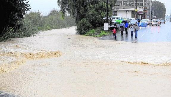 Vecinos observan la rambla del Bojal hasta arriba de agua.