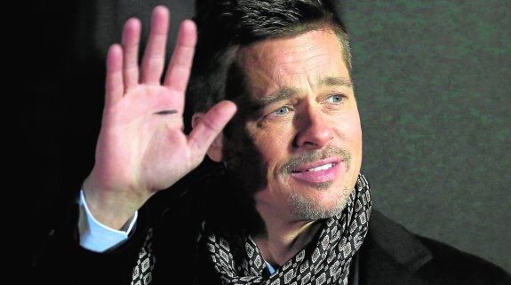 Brad Pitt, convertido en soltero de oro, está desolado por no poder ver a sus hijos.
