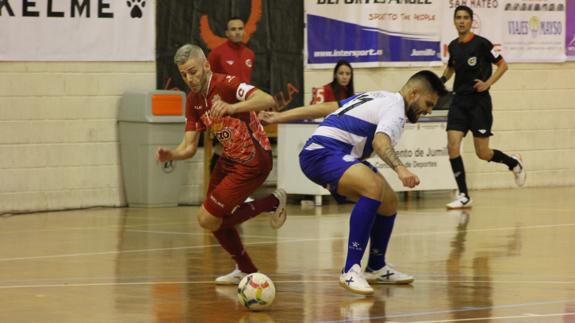 Miguelín se va de Lineker en el encuentro en Jumilla.