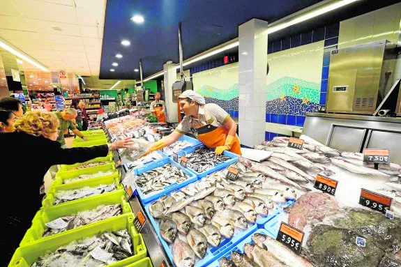 Pescadería en el supermercado Mercadona de Gran Vía, en Murcia. 