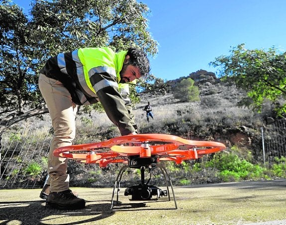 A punto de volar el dron, programado para inspeccionar la zona a 120 metros de altura. 