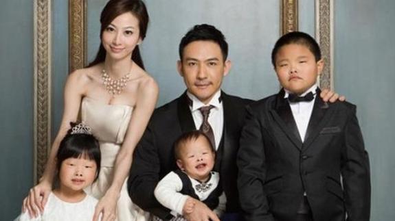 Imagen de familia y supuesto cartel publicitario.