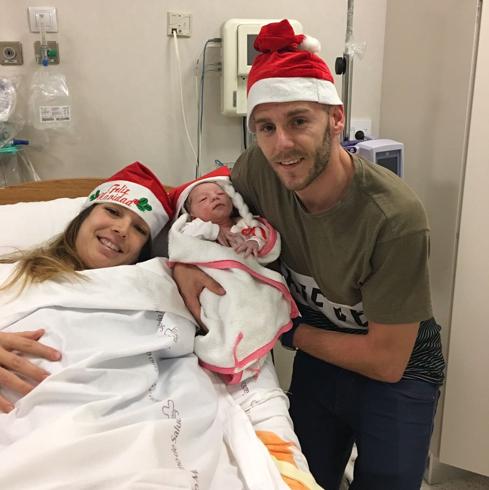 Miguelín sostiene a Didier junto a la feliz mamá, Tamara.