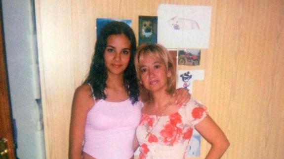 Cristina Pedroche junto a su madre hace varios años.