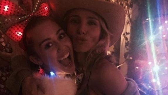 Miley Cyrus y Elsa Pataky brindan juntas en Navidad