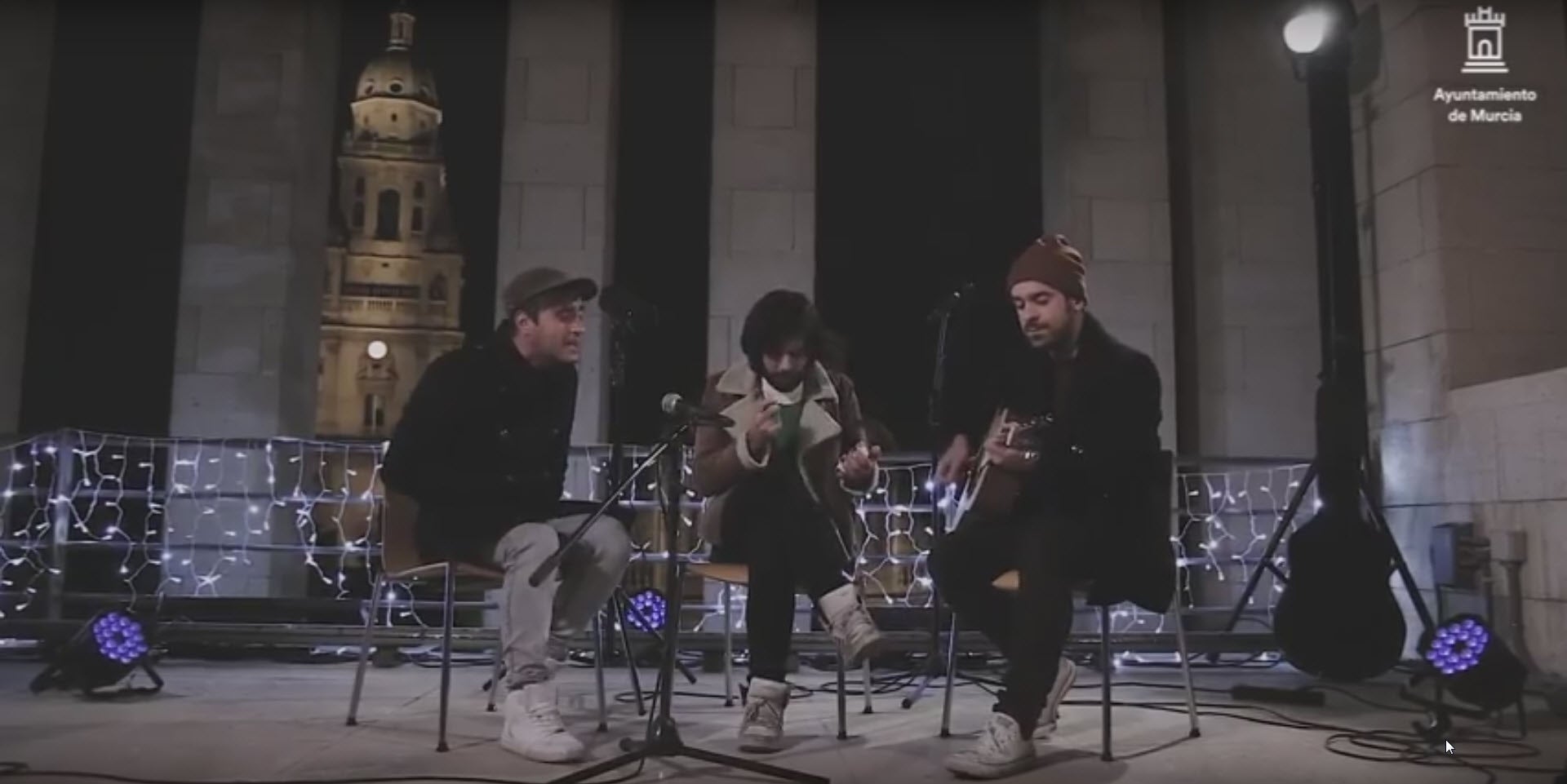 Óscar Ferrer, Aarón Sáez y Vicente Illescas, durante la grabación del videoclip en la azotea del Moneo.