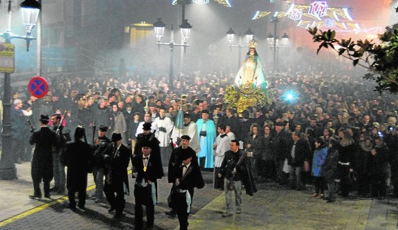 Miles de ciudadanos acompañaron a la Virgen del Castillo en la 'Subida' a su santuario, ayer.