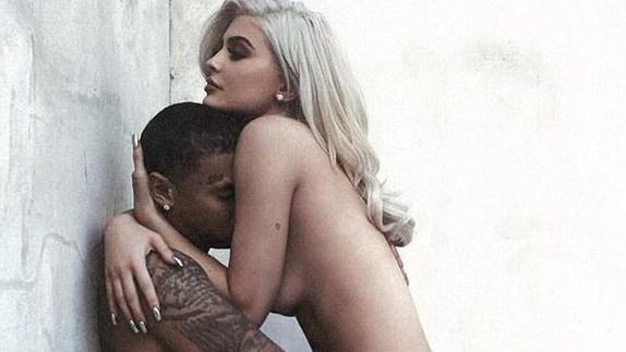 Kylie Jenner se desnuda en su corto más sensual y caliente