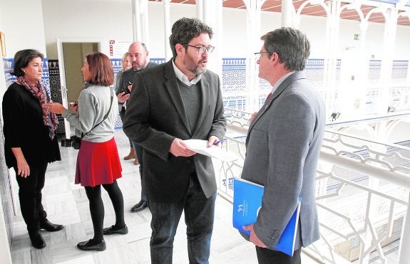 Miguel Sánchez (Ciudadanos) y Francisco Jódar (PP) charlan, ayer, en la Asamblea. 