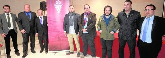 El nuevo equipo de gobierno del Real Murcia, ayer, tras la Junta. 