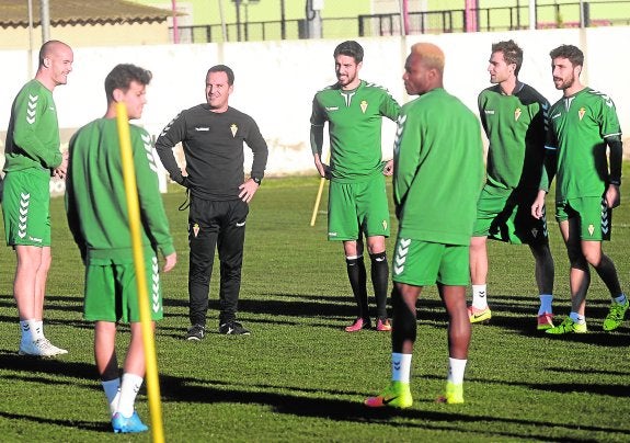 Los jugadores del Murcia, ayer en Cobatillas, con Paco García en el centro.