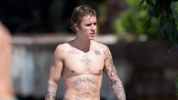 Justin Bieber recibe al 2017 en un paraíso y sin camiseta