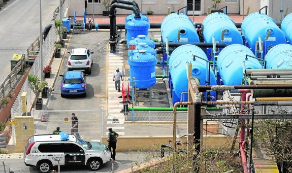 Agentes de la Guardia Civil, durante un registro en la desaladora de Escombreras en 2016. 