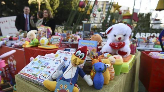 Juguetes al pie del árbol de Navidad de la plaza Circular. 
