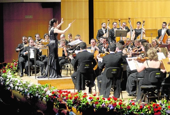 La Orquesta Sinfónica de Murcia, con la directora Virginia Martínez.