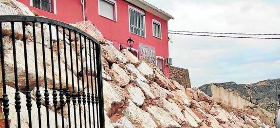 Piedras de gran tonelaje componen el muro que asegurará la calle Cuesta del Horno.