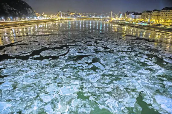 Las aguas del río Danubio bajan congeladas a su paso por la capital de Hungría, Budapest.