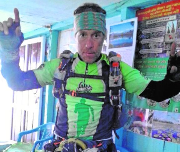 Manolo Ruiz, del Fondistas Yecla, en el campo base del Everest. 