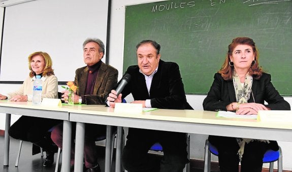 Pedro Cano (2i), ayer, en la Universidad de Murcia. 
