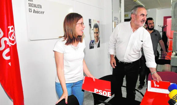 Ana Belén Castejón y Rafael González Tovar, en la sede del PSOE de Cartagena, en julio pasado. 