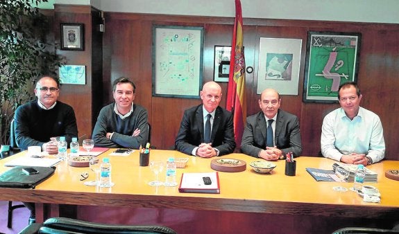El alcalde, en el centro, junto al director de RNE, a su izquierda.