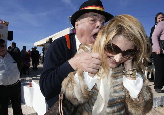 Un vecino de Las Balsicas rebuzna a una visitante.