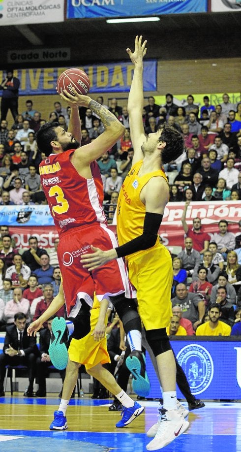 Faverani lanza ante Tomic en el UCAM-Barça de la primera vuelta.