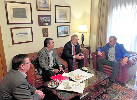 Alfonso Botía, Jesús Navarro, González Tovar y Lucas Jiménez, ayer en la sede del Sindicato. 