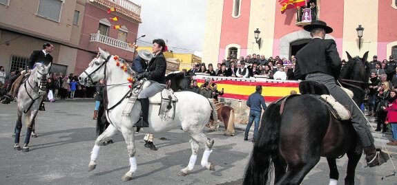 Caballos y ponis, con sus jinetes haciendo el paseíllo, en la plaza de la iglesia de San Antón, antes de la bendición.