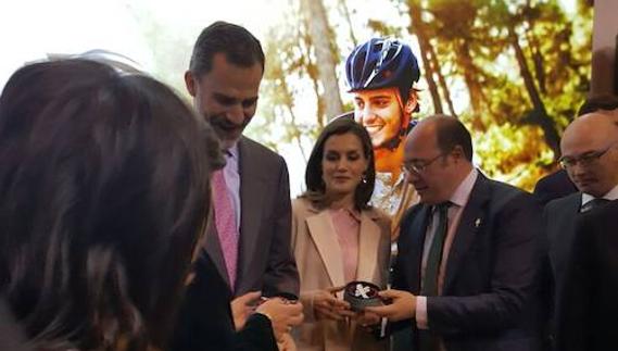 Pedro Antonio Sánchez junto a los Reyes, en la inauguración de Fitur. 