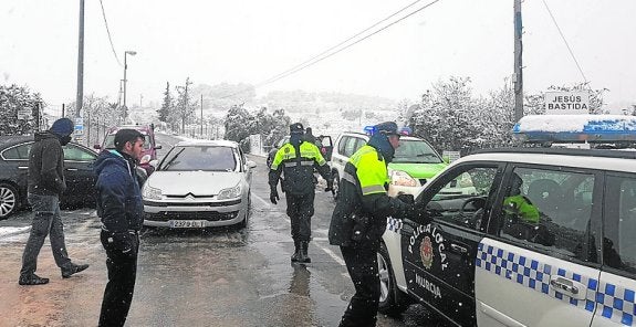Agentes de la Policía Local cortan el acceso a la urbanización. 