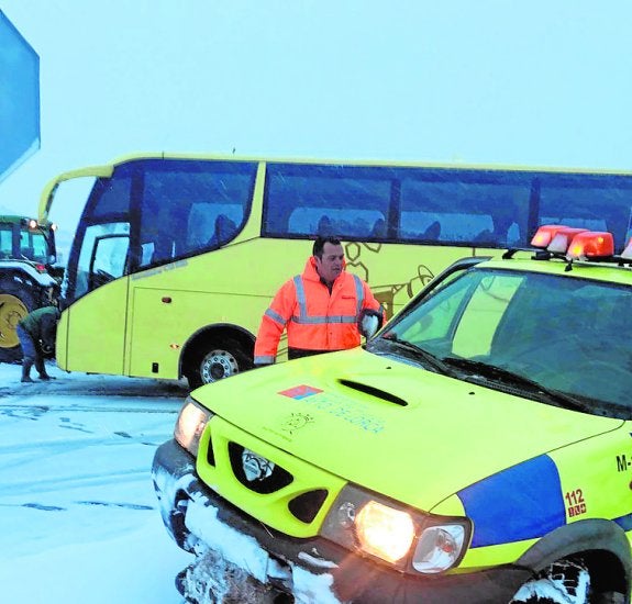 Trabajos de remolque de uno de los autobuses atrapados. 
