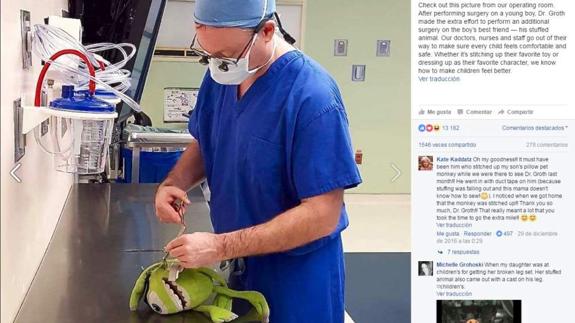 Un cirujano opera el peluche de un niño para que no se sienta solo