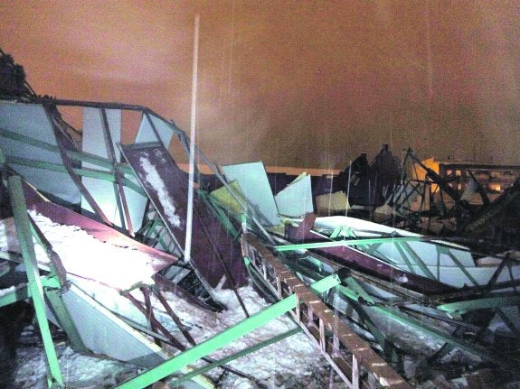 Amasijo de hierros de la cubierta dentro del pabellón.
