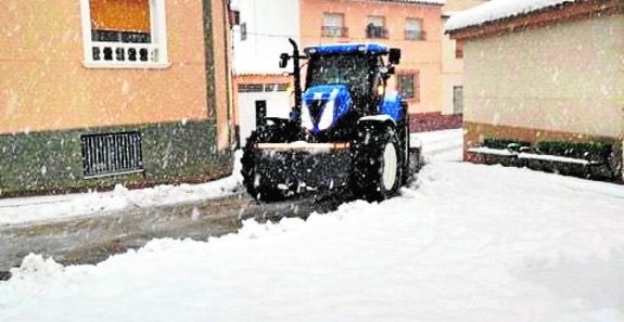 Un tractor retira la densa capa de nieve en Casas Nuevas.
