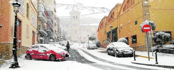 Los coches estaban cubiertos por la nieve y las calles permanecieron desiertas durante buena parte del día por las bajas temperaturas acompañadas de rachas de viento.