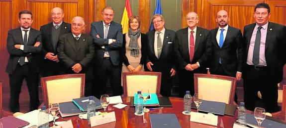 Juan Marín (Lorca), Julio Zapata (Campotéjar), Francisco Sáez (Cartagena), Lucas Jiménez (pte. del Scrats), la ministra García Tejerina, José Antonio Andújar (vpte. Scrats), Andrés del Campo (Fenacore), Javier Berenguer (R. Levante M. I.) y Manuel Martínez (Cartagena), ayer en Madrid.