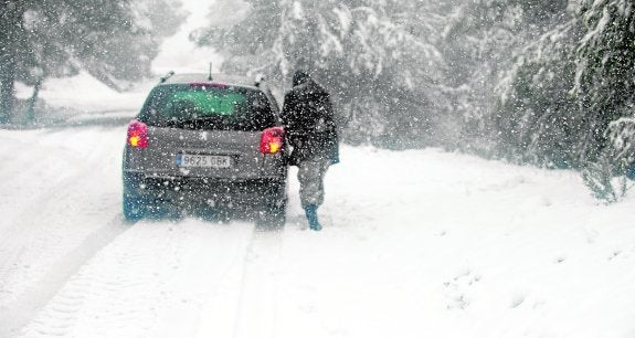Un coche con dificultades para circular por Sierra Espuña. 