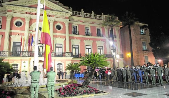 Momento del arriado de la bandera española en la Glorieta. 