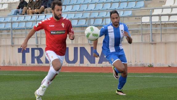 Morante y Onwu pelean por el balón. 