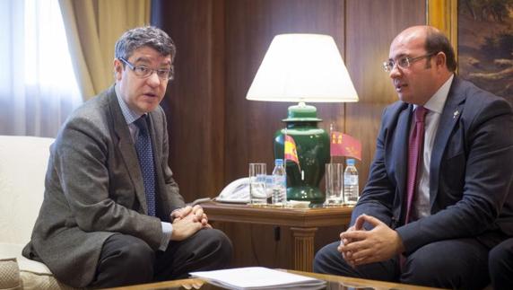 Pedro Antonio Sánchez en la reunión con el ministro de Energía, Álvaro Nadal