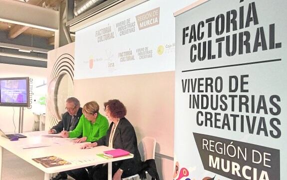 Clemente García, Noelia Arroyo y Rosina Gómez-Baeza, ayer, durante la firma del convenio.