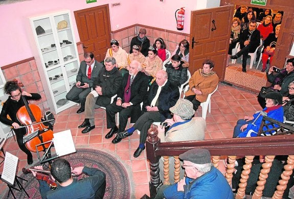 Los asistentes a la inauguración del centro cultural. 