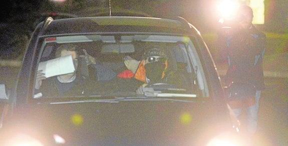 Familiares de la joven presuntamente implicada en la paliza saliendo ayer del juzgado. :: guillermo carrión
