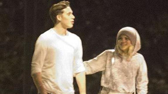 Brooklyn Beckham y Sofia Richie paseando juntos.